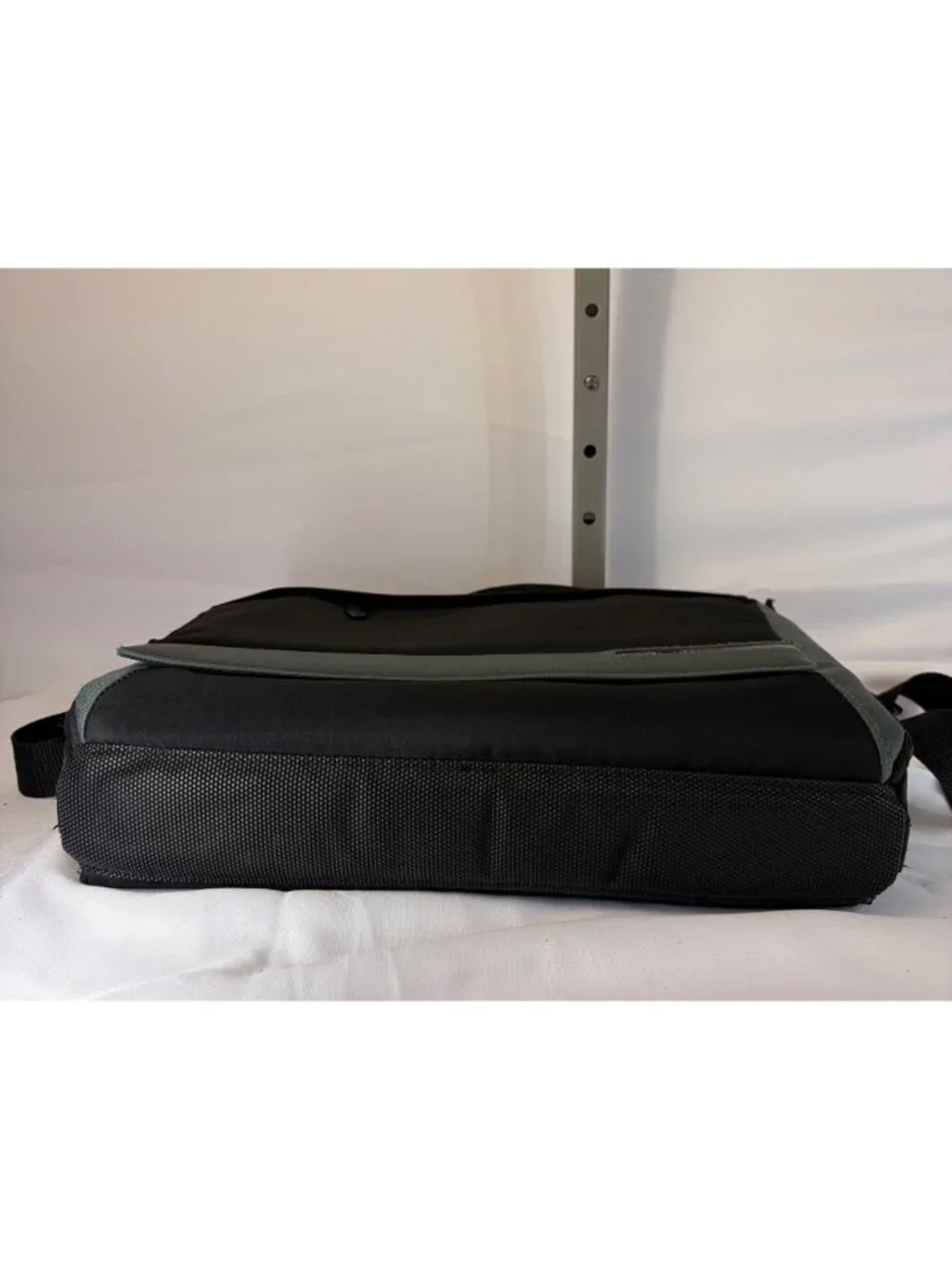 Belkin NE-07 Notebook Laptop Carrying Case Messenger Bag Black Gray Handle
